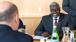 Bundeskanzler Olaf Scholz im Gespräch mit dem Vorsitzenden der Kommission der Afrikanischen Union, Moussa Faki