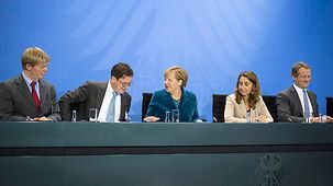 Bundeskanzlerin Angela Merkel und die Integrationsbeauftragte Aydan Özoguz auf der Abschluss-PK.
