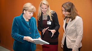 Bundeskanzlerin Angela Merkel und Aydan Özoguz, Staatsministerin für Integration, erhalten von Ana-Cristina Grohnert die Charta der Vielfalt.