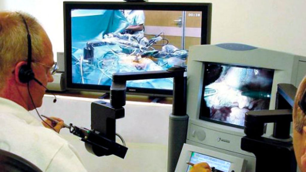 Mit Hilfe eines ferngesteuerten Roboters entfernt ein Chirurg in New York einer 68-jährigen Frau in Straßburg die Gallenblase.