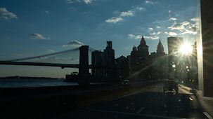 Skyline New Yorks im Gegenlicht am Abend.