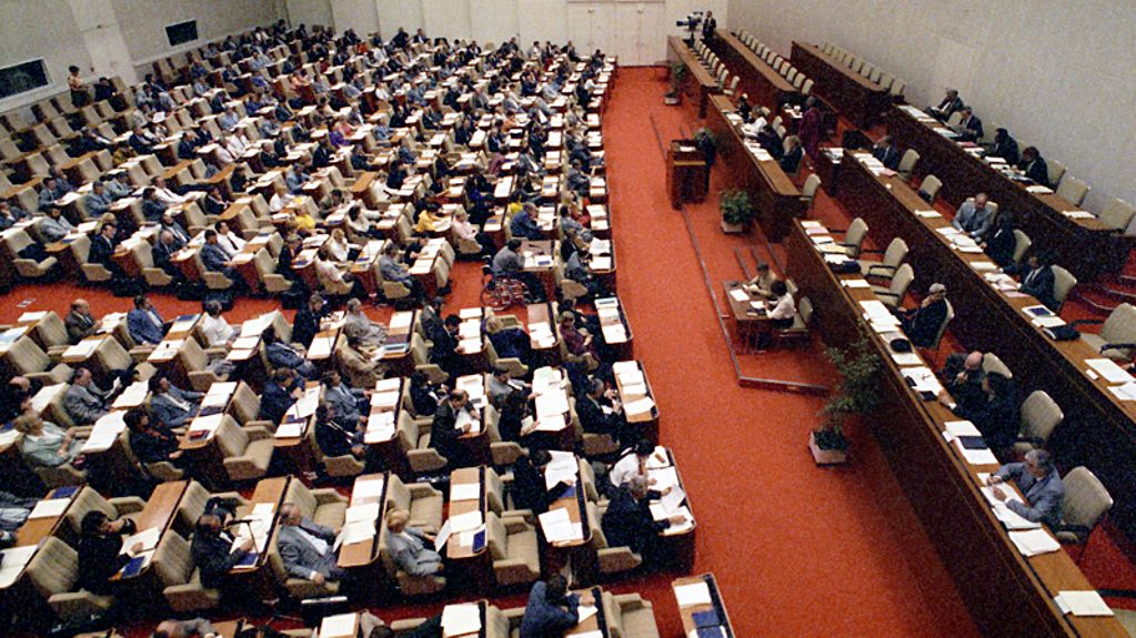 Am 06.09.1990 verschiedet die Volkkammer der DDR ein Rehabilitierungsgesetz, das eine Entschädigung von Opfern des SED-Regimes vorsieht.