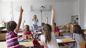 Mit dem Startchancen-Programm wollen Bund und Länder mit 60 Prozent der Mittel besonders Grundschulen unterstützen. Denn hier werden die entscheidenden Weichen für den Bildungserfolg gestellt. 
