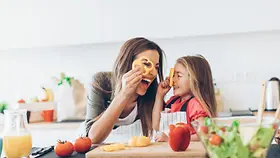 Mutter und Tochter haben Spaß beim Kochen. 