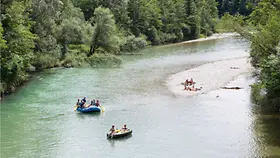 Schlauchboote auf Isar, Naturschutzgebiet Isarauen.