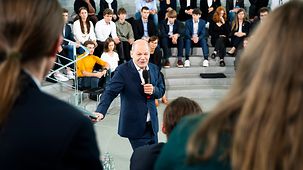 Bundeskanzler Olaf Scholz spricht bei einem Empfang zu Teilnehmern von "Jugend forscht".