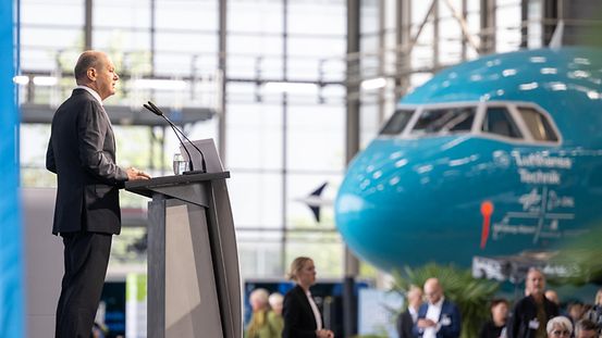 Federal Chancellor Scholz gives a speech at the National Aviation Conference in Hamburg.