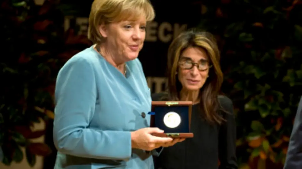 Angela Merkel erhält die Leo-Baeck-Medaille aus den Händen von Institutsdirektorin Carol Kahn-Strauß