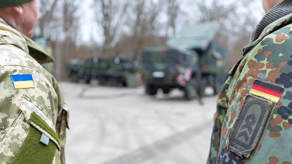 Foto zeigt ukrainische Soldaten bei der Ausbildung in Deutschland. 