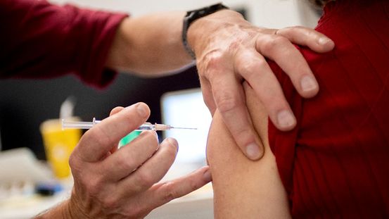 Grippe-Impfung in einer Arztpraxis in Berlin: Die Bundeszentrale für gesundheitliche Aufklärung bietet Informationen mit dem Impfcheck.