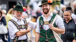 Besucher beim Bürgerfest zum Tag der Deutschen Einheit in Hamburg