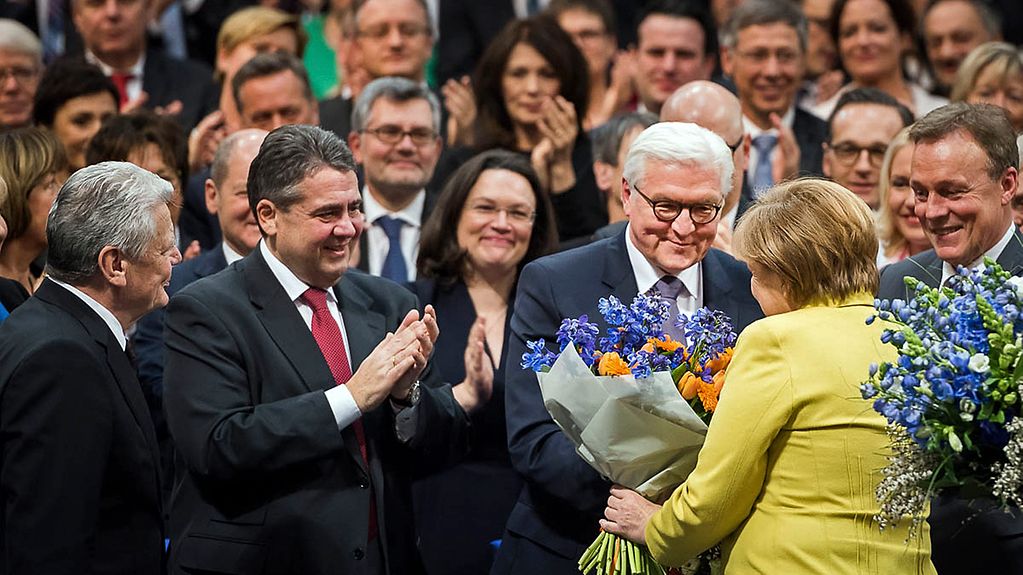 Bundeskanzlerin Angela Merkel gratuliert Frank-Walter Steinmeier, daneben: Joachim Gauck (links), Sigmar Gabriel und Thomas Oppermann (rechts).