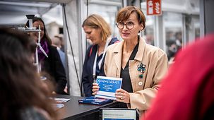 Bettina Stark-Watzinger, Bundesministerin für Bildung und Forschung, beim Bürgerfest zum Tag der Deutschen Einheit in Hamburg