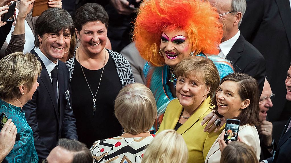 Kanzlerin Angela Merkel mit Travestiekünstlerin Olivia Jones und Fußball-Bundestrainer Joachim Löw