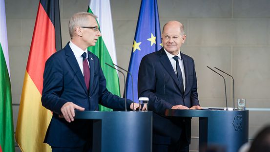 Der bulgarische Ministerpräsident Nikolaj Denkov und Bundeskanzler Olaf Scholz bei einer Pressekonferenz.