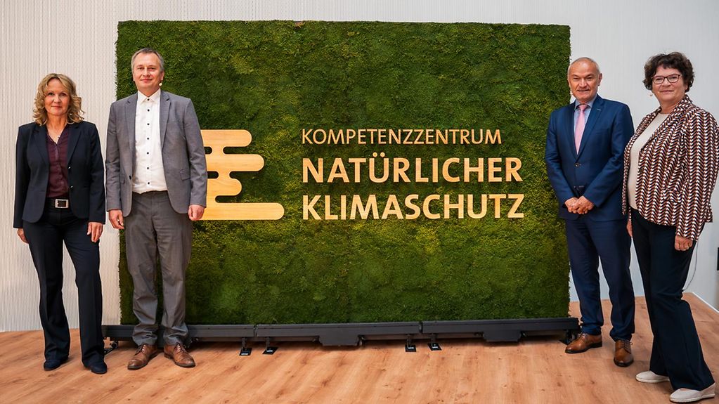 Bundesumweltministerin Steffi Lemke mit Tom Kirschey, Stefan Demuth und Sabine Riewenherm bei der Eröffnung des Kompetenzzentrums Natürlicher Klimaschutz..