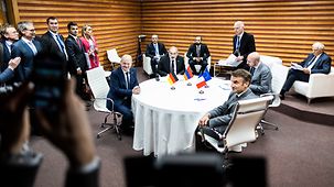 An einem Tisch: Bundeskanzler Scholz, der französische Präsident Emmanuel Macron, EU-Ratspräsident Charles Michel und der armenische Ministerpräsident Nikol Paschinjan.