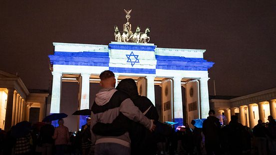 Das Brandenburger Tor erstrahlte am Samstagabend in den Farben des Staates Israel.