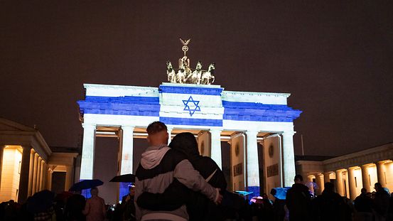 La porte de Brandebourg était illuminée aux couleurs d’Israël samedi soir.