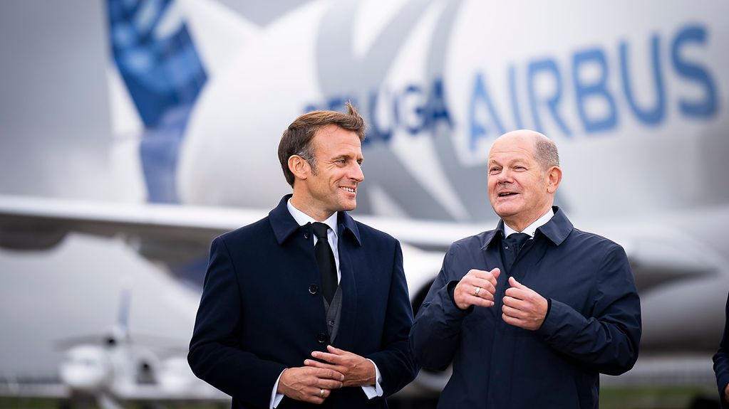 Kanzler Scholz und der französische Staatspräsident Emmanuel Macron im Hamburger Airbus-Werk. 