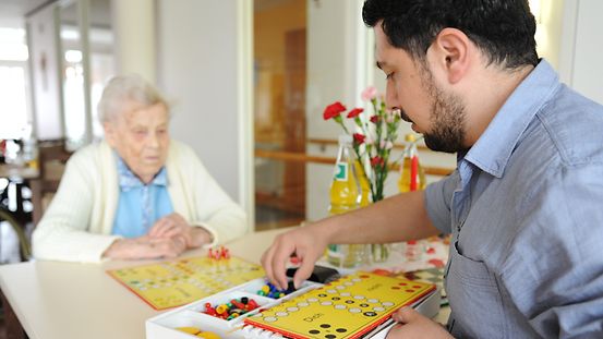 Ein Flüchtling aus Syrien engagiert sich als Freiwilliger im Seniorenheim.