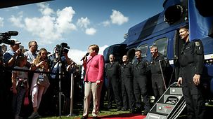 Bundeskanzlerin Angela Merkel spricht zu den Besuchern.