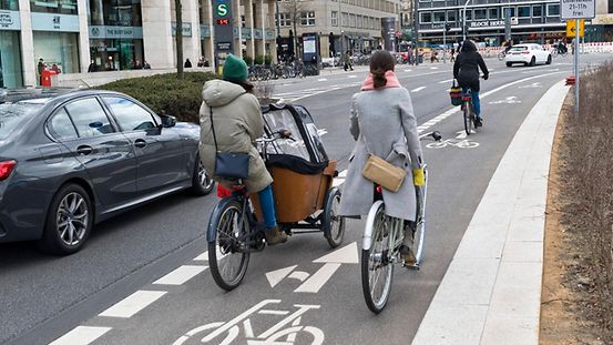 Fahrradfahrer nutzen auf der Straße den ausgezeichneten Bereich für Fahrräder.
