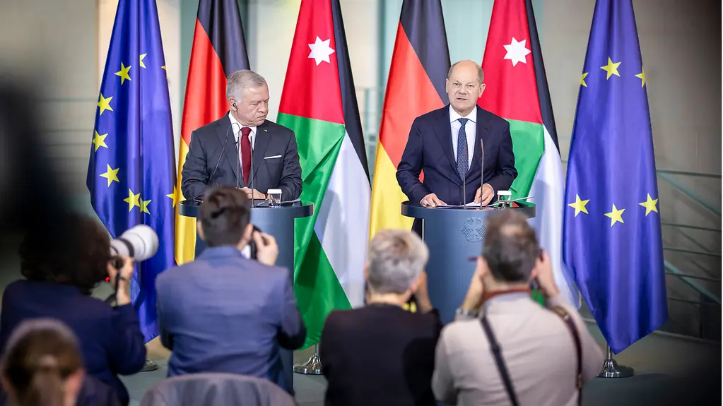 Bundeskanzler Olaf Scholz und Abdullah II. Ibn Al-Hussein, König von Jordanien, bei einer gemeinsamen Pressekonferenz im Bundeskanzleramt.