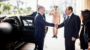 Bundeskanzler Olaf Scholz wird von Abdel Fattah Al-Sisi, Ägyptens Präsident, begrüßt.