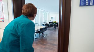 Eine Besucherin schaut in das Büro von Finanzminister Wolfgang Schäuble.