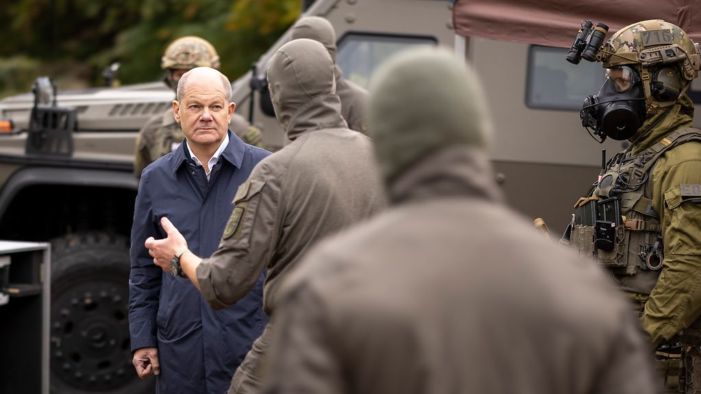 Bundeskanzler Scholz beim Besuch des Territorialen Führungskommandos der Bundeswehr.