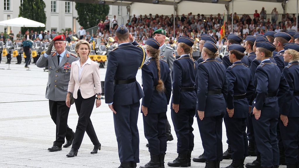 La ministre fédérale de la Défense Ursula von der Leyen et l’inspecteur général de la Bundeswehr, le général Volker Wieker, passent en revue les troupes dans le cadre de la prestation de serment solennel sur la place de la parade