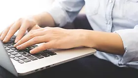 Hände auf Tastatur