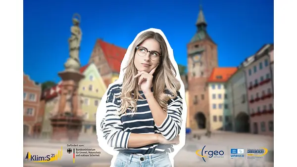 Junge Frau mit Brille im Hintergrund ein alter Marktplatz