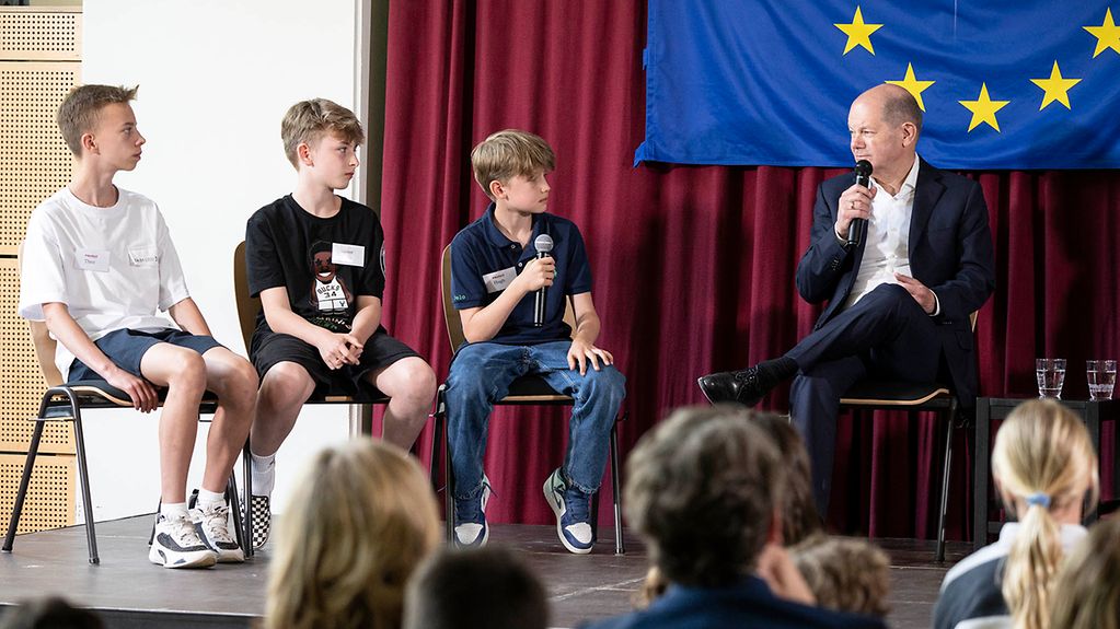 Bundeskanzler Scholz besucht Eigenherd-Grundschule in Kleinmachnow. Diskussionsrunde Eigenherdschule