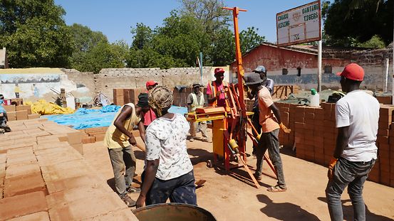 Menschen beim Bau eines Gebäudes in Afrika