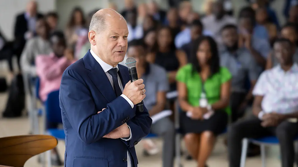 Kanzler Scholz spricht vor Studierenden des Ashesi University Colleges in Accra, Ghana.