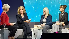 Bundesumweltministerin Steffi Lemke auf der Bühne mit den Preisträgerinnen.