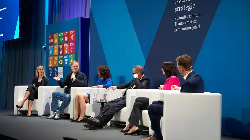 Sarah Ryglewski, Staatsministerin für Bund-Länder-Beziehungen und Nachhaltige Entwicklung (3.v.l.), bei einer Podiumsdiskussion.