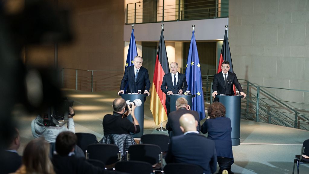 Le chancelier fédéral Olaf Scholz et les ministres-présidents Boris Rhein et Stephan Weil lors d’un point de presse à la Chancellerie fédérale.