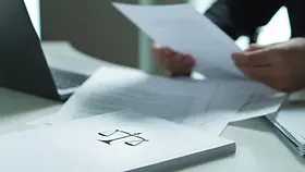 Mann mit einem Rechtsdokumeht in der Hand.