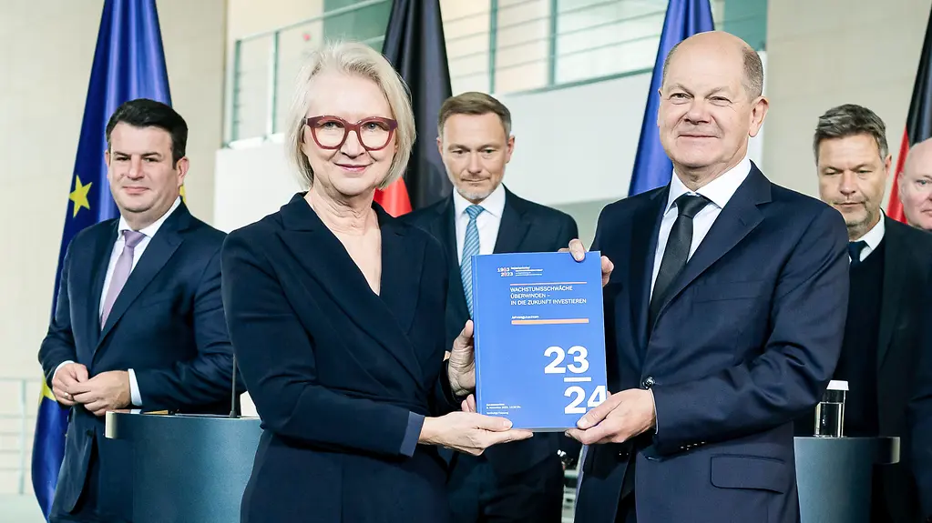 Bundeskanzler Olaf Scholz bei der Entgegennahme des SVR-Gutachtens 