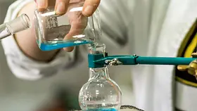 Arbeiten in einem Forschungslabor für Chemie und Biologie.