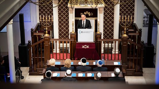 Bundeskanzler Olaf Scholz spricht in der Synagoge.