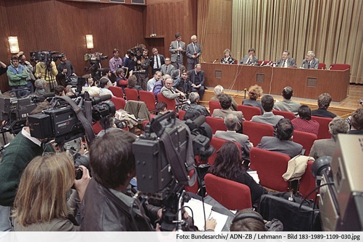 Blick in die Pressekonferenz von Günter Schabowski im Internationalen Pressezentrum der DDR.