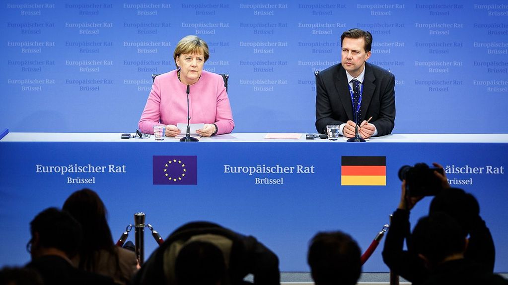 Pressekonferenz mit Bundeskanzlerin Merkel und Regierungssprecher Seibert nach den Verhandlungen in Brüssel