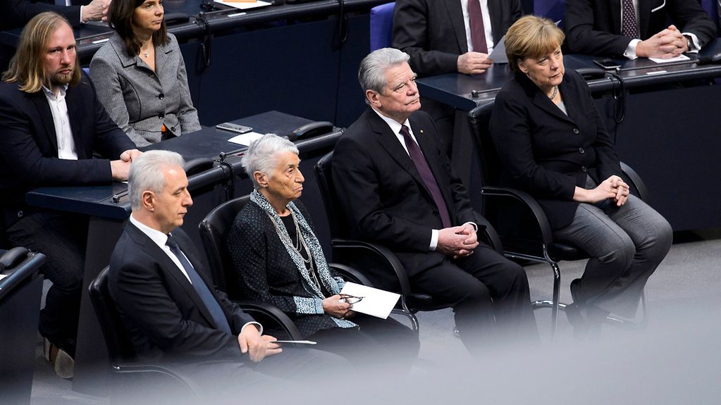 La chancelière fédérale Angela Merkel au Bundestag aux côtés du président fédéral M. Gauck, du président du Bundesrat M. Tillich et de l'écrivaine et survivante de la Shoah Ruth Klüger
