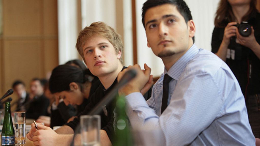 Jonathan Mühlbauer (links) und Mazlum Dogan (rechts) vertreten das Bundesministerium des Innern auf der Jungen Islamkonferenz