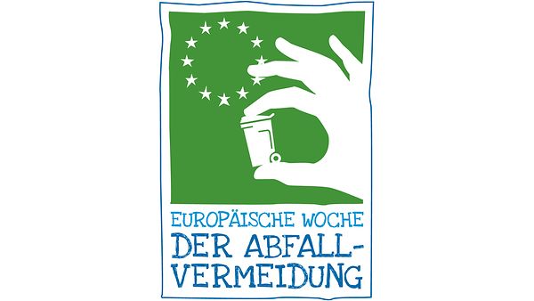 Grafische Darstellung - Weiße Hand hält eine Mülltonne zwischen Daumen und Zeigefinger im Hintergrund ist die EU-Flagge in Grün zu sehen
