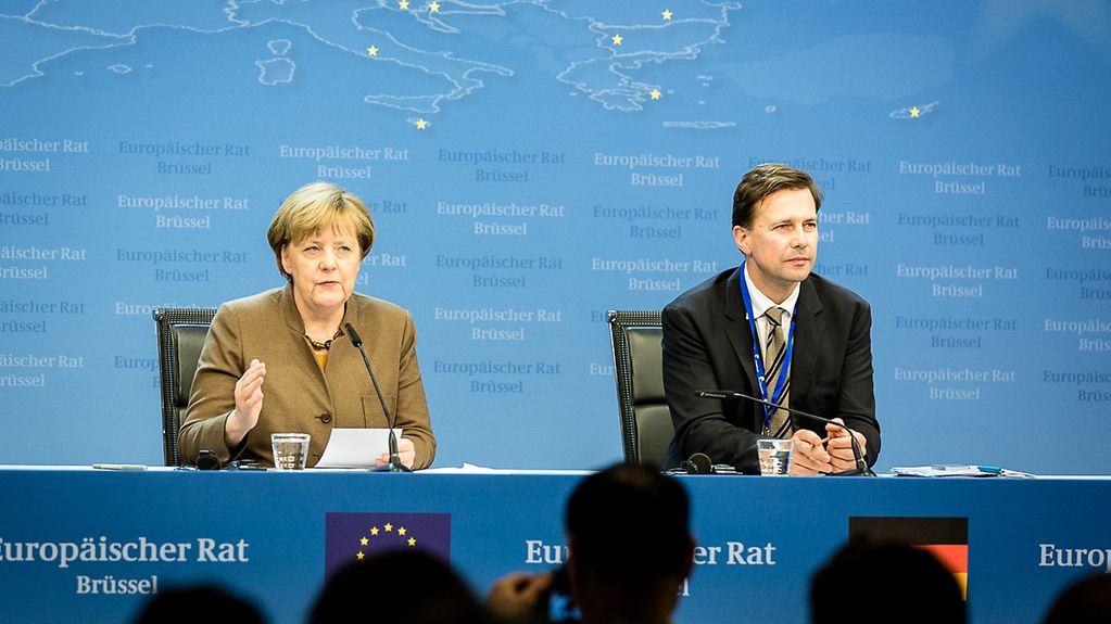 Bundeskanzlerin Angela Merkel und Regierungssprecher Steffen Seibert während einer Pressekonferenz.